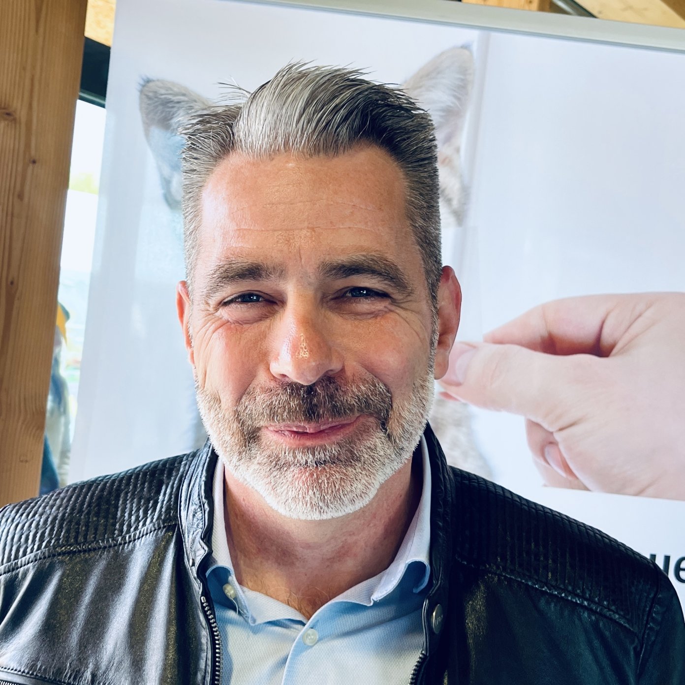 Marco Markl, Marketing und Kommunikation bei Katzencouch, vor einem Messe-Rollup