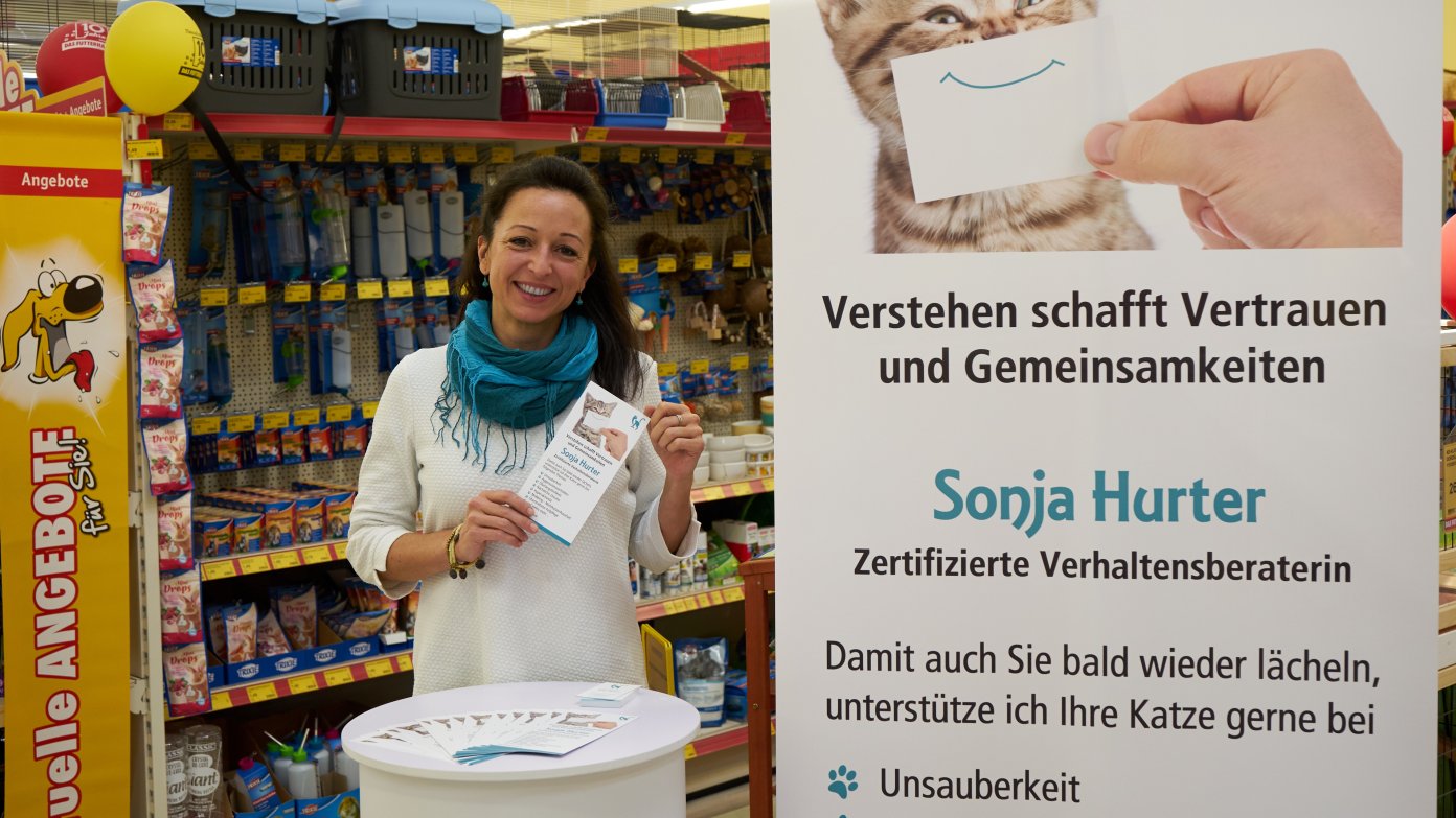Sonja Hurter, Gründerin der Katzenverhaltensberatung Katzencouch, an ihrem mobilen Stand bei Das Futterhaus in Krems, 2019.