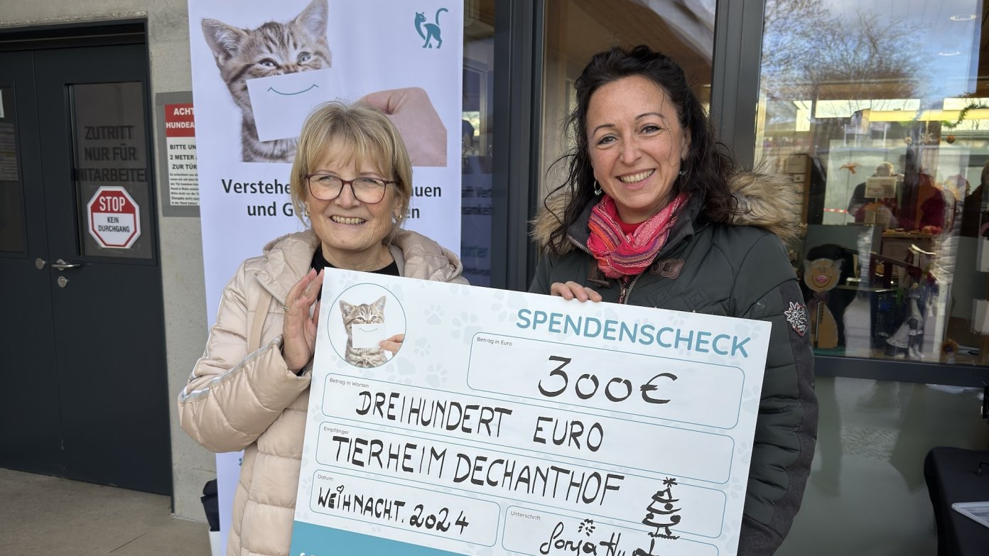 Sonja Hurter, Gründerin der Katzenverhaltensberatung Katzencouch, übergibt einen Spendenscheck bei der Adventfeier 2024 im Tierheim Dechanthof in Mistelbach.